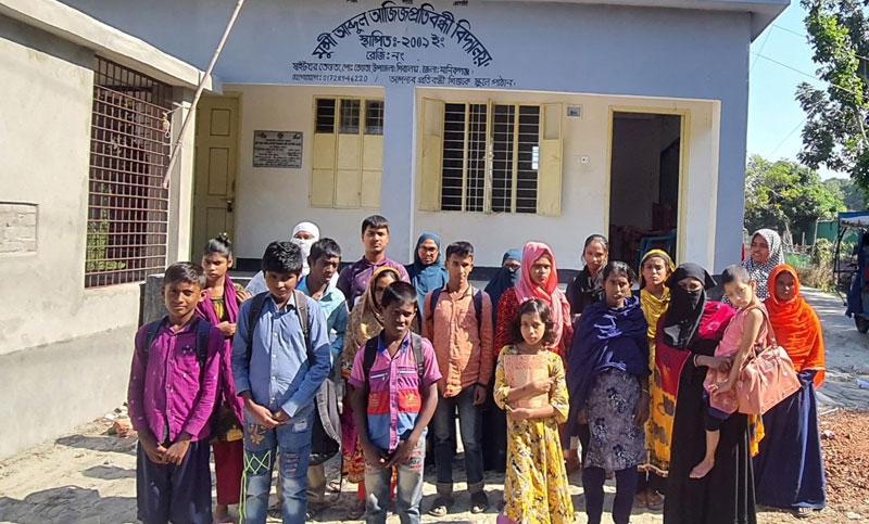 প্রত্যন্ত গ্রামের প্রতিবন্ধী স্কুল, বিনা বেতনে পাঠাদান করে যাচ্ছেন তাঁরা