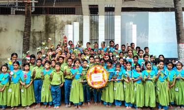 প্রভাতফেরিতে বসুন্ধরা শুভসংঘ স্কুলের খুদে শিক্ষার্থীরা