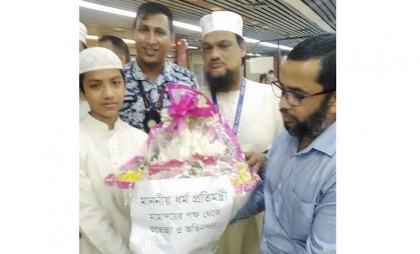 Hafez Takrim received by state minister of religion in airport