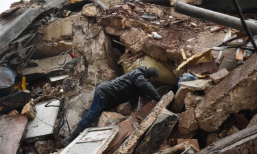 Quake kills over 1,200 across Turkey, Syria