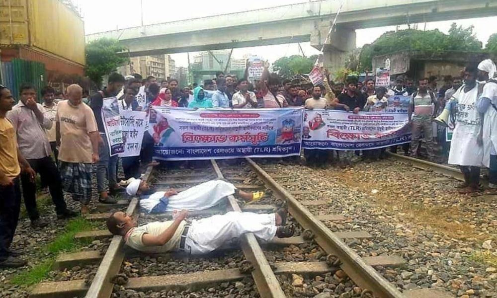 Blockade of temporary railway workers stopping train