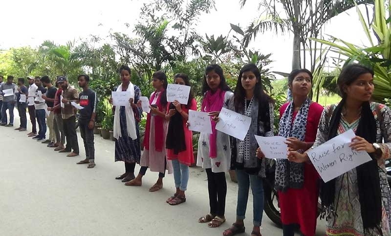 শিক্ষকের বিরুদ্ধে যৌন নিপীড়নের অভিযোগে নেপালি শিক্ষার্থীদের মানববন্ধন