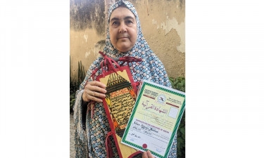 ৬২ বছর বয়সে কোরআন হিফজ করলেন যে নওমুসলিম নারী