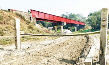 রেল সেতুর নিচ দিয়ে বালু লুটের রাস্তা