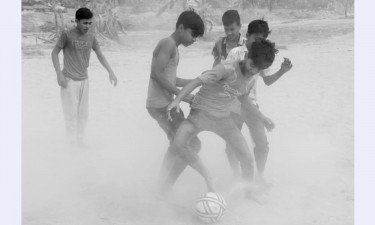 ফুটবল খেলছে দুরন্ত বালকের দল