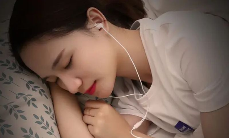 College student found dead after sleeping with headphones on